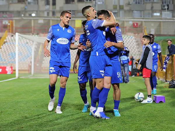 שחקני מכבי פתח תקווה. מעל הקו (דני מולדובן)