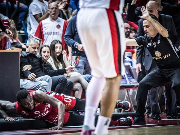 קאדים אלן קופץ על כדור אבוד. בסוף העייפות הכריעה (עודד קרני, מנהלת הליגה)