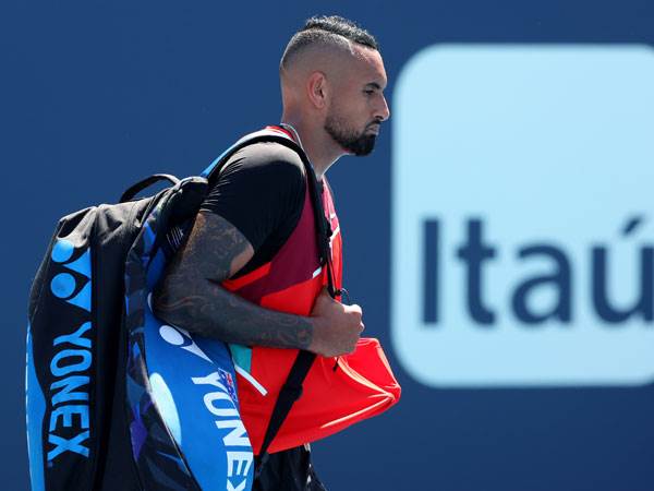 קיריוס יורד מהמגרש. אירוע מטריד (Getty)