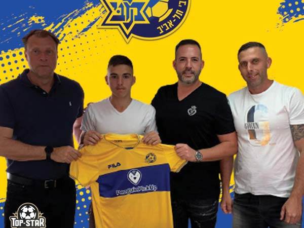 גלוך במעמד החתימה עם אביו, שחר גרינברג ופטריק ואן לוון (טופ סטאר גרופ)