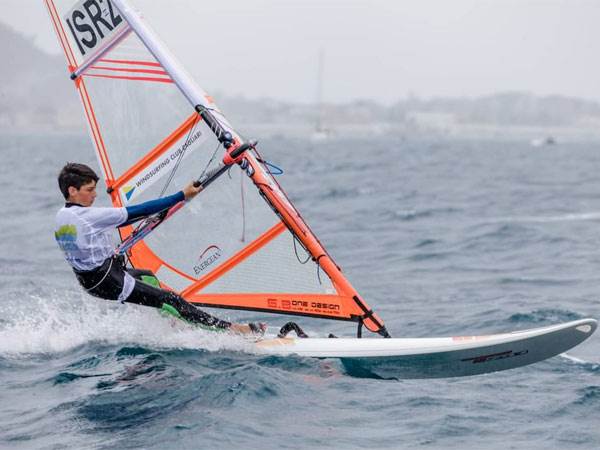 עומר שמש בתחרות (צילום: windsurfing club Cagliari)