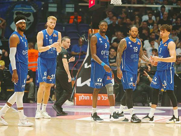 בני הרצליה. כמעט עונה היסטורית (אלן שיבר)