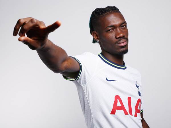 איב ביסומה. מה דעתכם על ההחלטה של טוטנהאם? (GETTY)