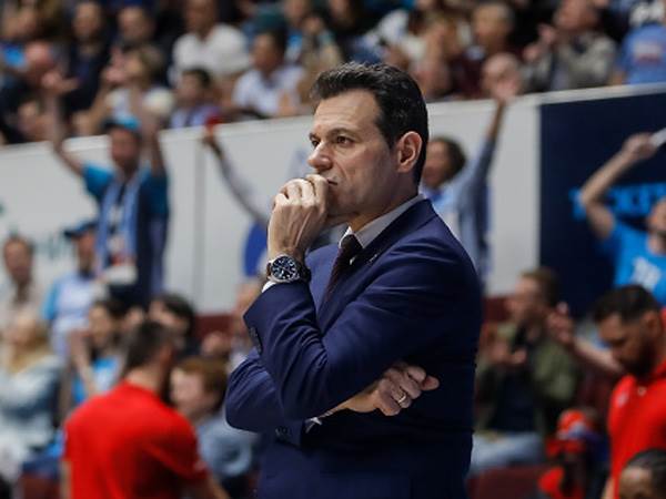 בוחן את המצב בעניין. איטודיס (getty)
