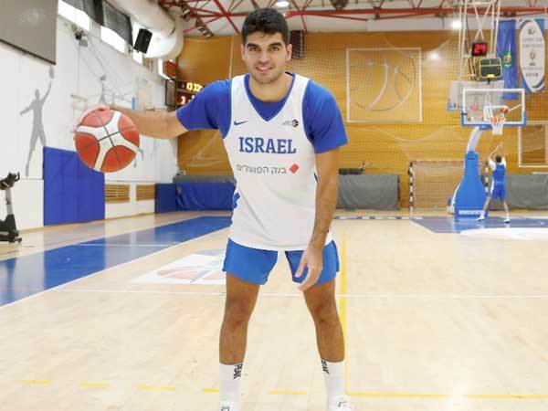 הרבה גם על הכתפיים שלו. אהרוני (אלן שיבר)