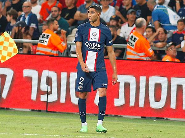 "ספג בוז בכל נגיעה". חכימי (אלן שיבר)