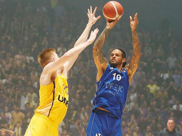 כריס באב. נשאר בהרצליה (אלן שיבר)