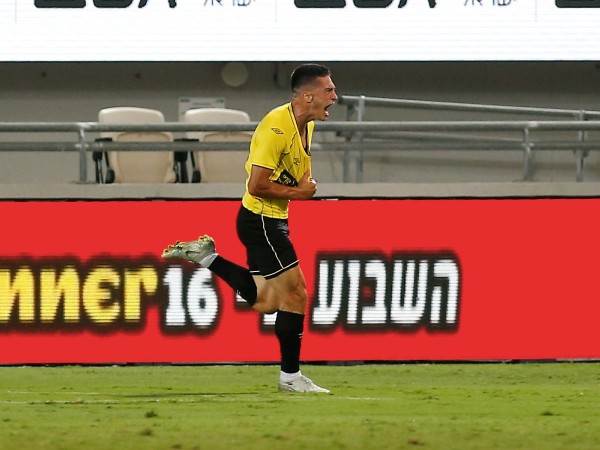 ניקולסקו. בפתיחה הוא חגג (אלן שיבר)