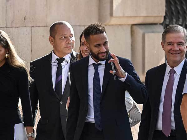 ניימאר מגיע יחד עם פמלייתו למשפט (Photo by JOSEP LAGO/AFP via Getty Images)