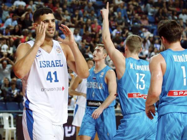 הפסד בבכורה כקפטן. גינת (אלן שיבר)