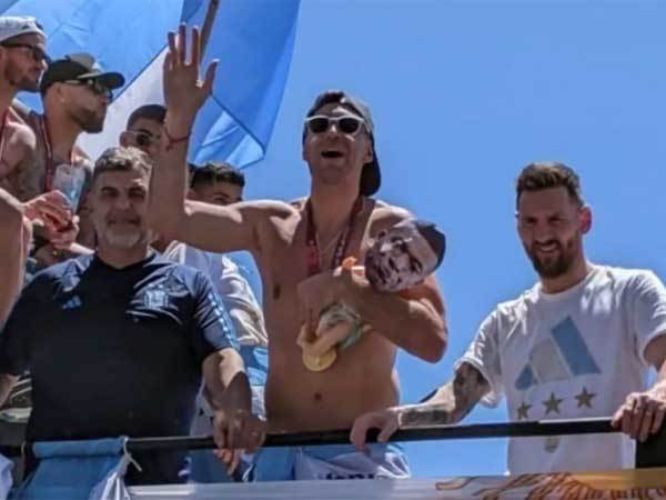 מרטינס והבובה עם פרצופו של אמבפה