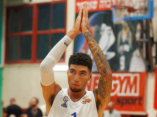 פורח מחדש. כהן במדי הרצליה (קרדיט: אלן שיבר)