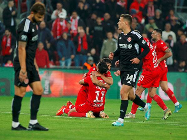 אחת שבר כלי, השנייה עם תצוגת תכלית (אלן שיבר)