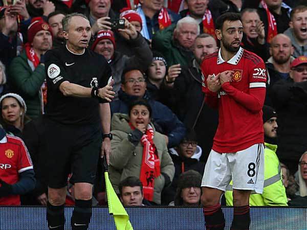 ברונו מסביר לקוון שרק הוא נגע בכדור (GETTY)