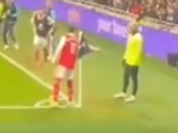 משמאל: מרטינלי שולח את יד, מימין: רישארליסון לא מגיב