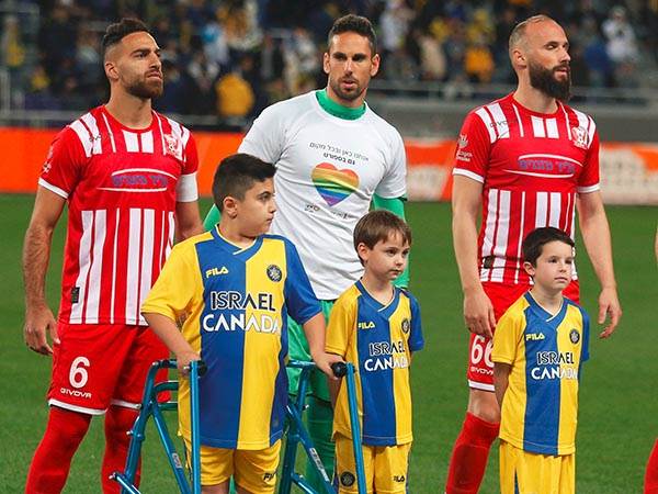 מלמד ועמוס היחידים עם חולצות (אלן שביר)