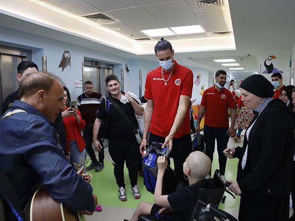 האדומים הגיעו כדי לשמח ילדים (הפועל ירושלים)