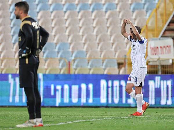 ואיזנה את התוצאה מרגלי ורד (לירון מולדובן)