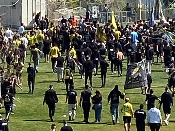 האוהדים נכנסו לכר הדשא