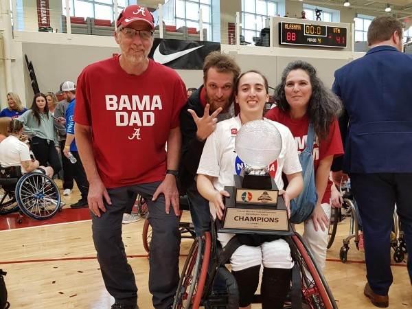 סילברמן ובני משפחתה לאחר הזכייה (קרדיט: צילום פרטי)