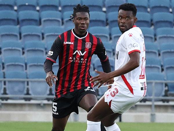 מה אם היה לובש חולצה אחרת? אנסה (מצד ימין) (צילום: דני מרון)