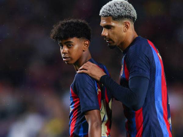 צ'אבי מחזיק ממנו. לאמין ימאל (GETTY)