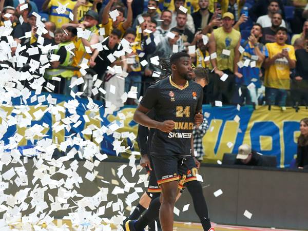 קונפטי קידם את פניה של מונאקו (צילום: אלן שיבר)