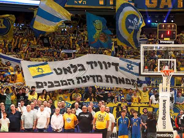 הקהל הצהוב סיפק הצגה נוספת (אלן שיבר)