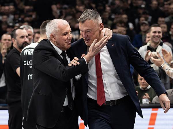 שאראס ואוברדוביץ'. קרס תחת הלחץ? (Euroleague Basketball via Getty)
