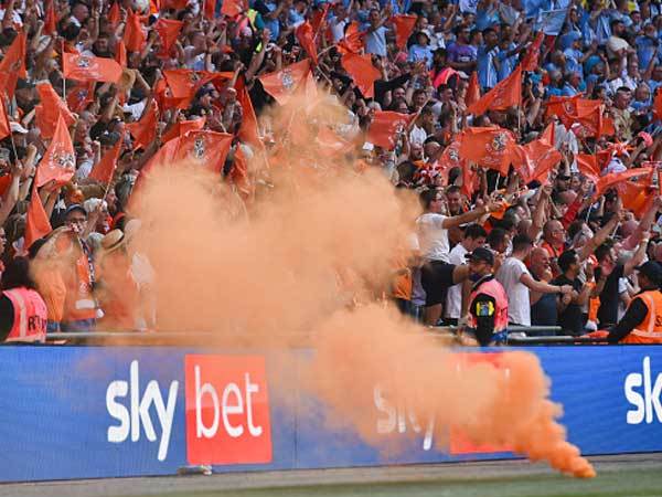 וומבלי נצבע כתום (GETTY)