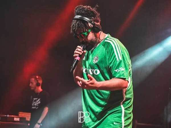 פלד והחולצה החדשה של מכבי חיפה. יונייטד השתמשה באותה השיטה? (צילום: אריאל באבא)