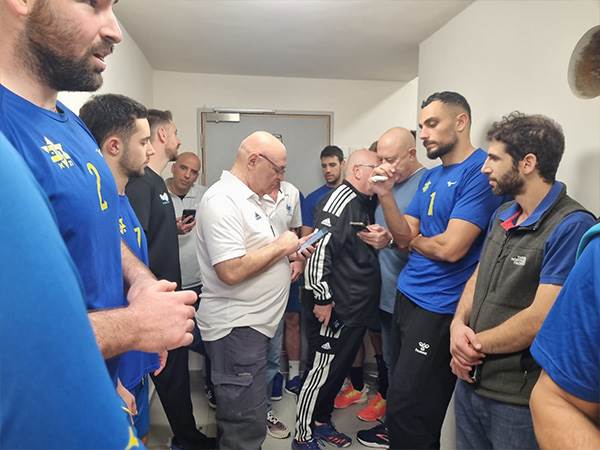 שחקני מכבי ת"א במרחב המוגן (צילום: מיקי שם טוב)