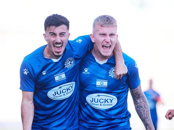 בקבוצה מרוצים ממנו. אלון אזוגי (קובי אליהו)