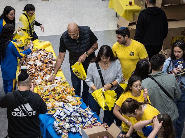 אירוע אריזת משלוחי המנות ביד אליהו (צילום: מכבי ת"א, עמוד האינסטגרם הרשמי)