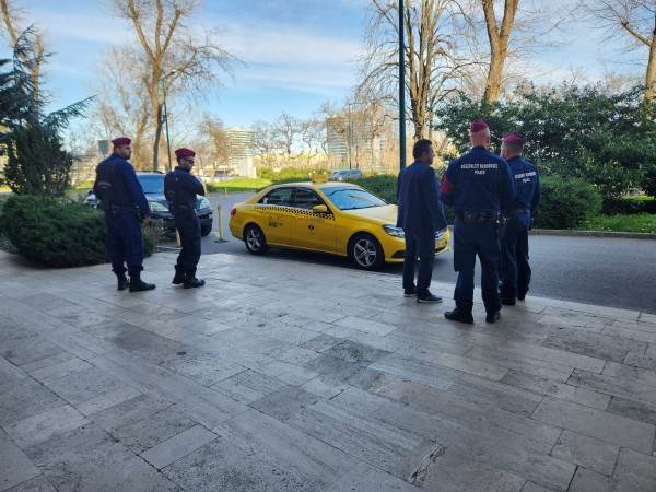 אנשי האבטחה