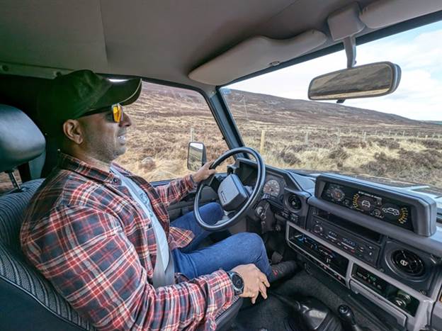 תא הנוסעים של הלנד קרוזר 70. על ההגה - חוואי ישראלי בסקוטלנד (קינן כהן, וואלה! רכב)