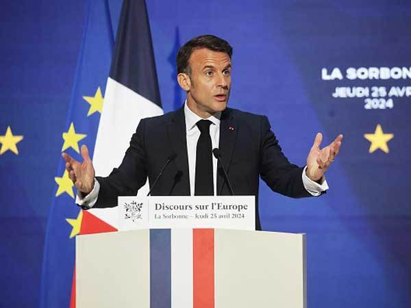 עמנואל מקרון דרוך (CHRISTOPHE PETIT TESSON/POOL/AFP via Getty Images)