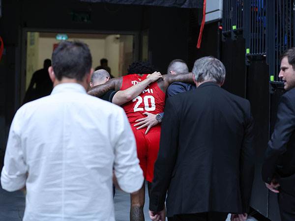 רנדולף יורד מהמגרש (לירון מולדובן)