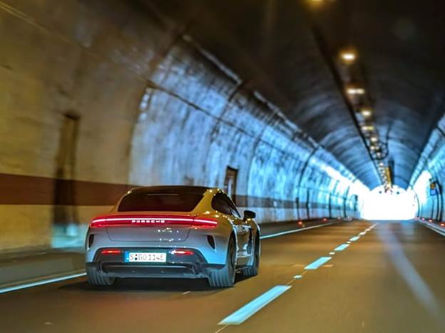 מעוותת את תחושת המרחב והזמן