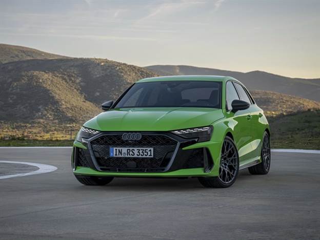 חזית חדשה, רפרנס לאאודי ספורט קאווטרו וגם לוגו מעודכן