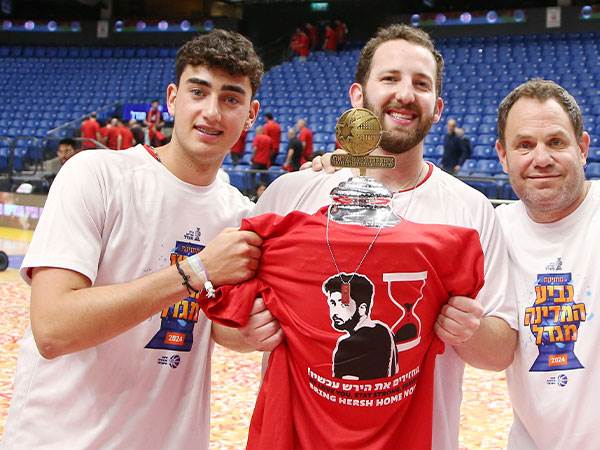 מחושך לאור. אופיר אנגל לצד מתן אדלסון (אלן שיבר)