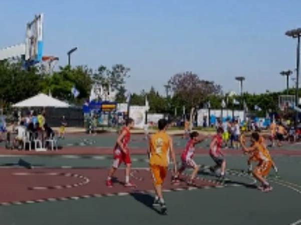 “לכל מקום היינו מביאים כדור“