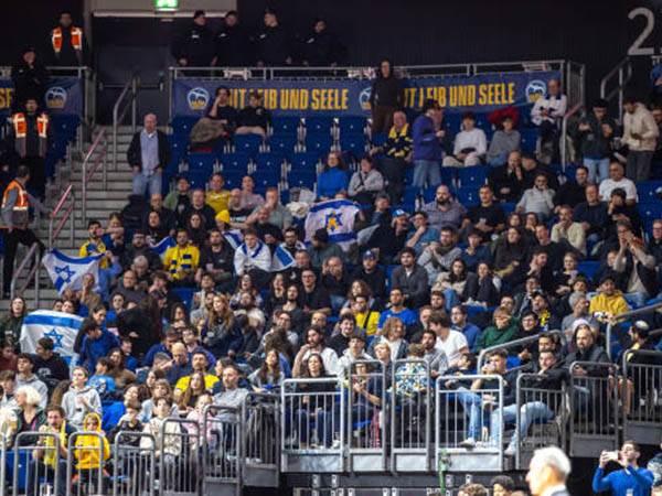 דגלי ישראל ביציע, ניצחון על המגרש (GETTY)