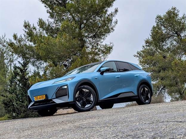 התנהגות הכביש בטוחה ונשלטת, ופחות ספורטיבית ביחס לעיצוב