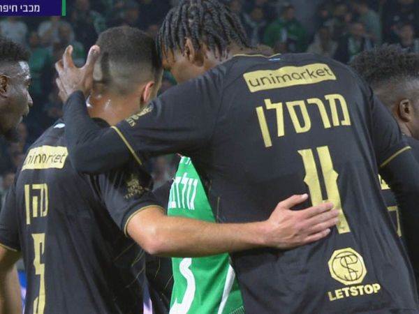 מרסלן מעודד את גיל כהן אחרי הטעות