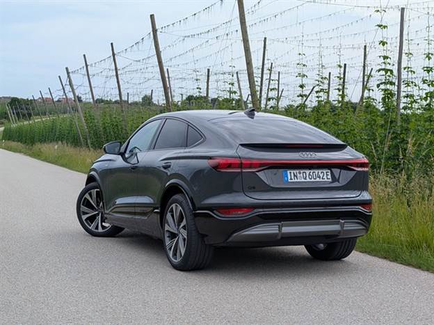 גג נמוך ב-3.7 ס“מ. גם ללא גג פנורמי המרווח לראש לא יתאים לגבוהים