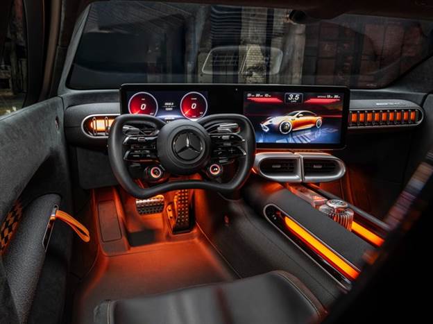 תא נוסעים באווירת מכוניות המרוצים