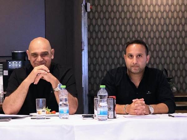 היו“ר החדש עידן מזרחי מימין, לצד יו“ר הוועדה המקצועית דודי פלח (צילום: הדר ואן קולא, איגוד הכדוריד)