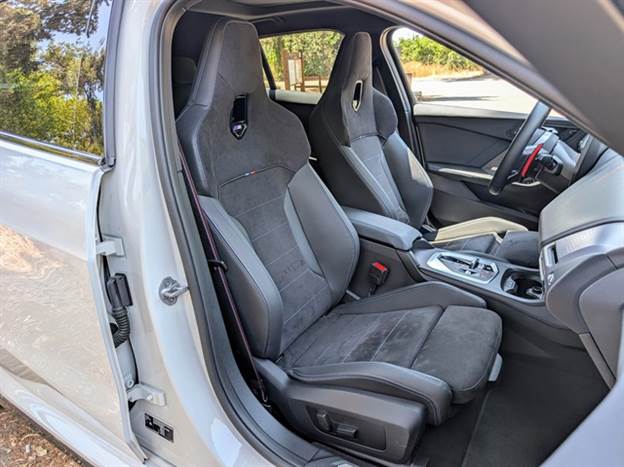 המושבים נוקשים במידה, וגם תומכים ואוחזים