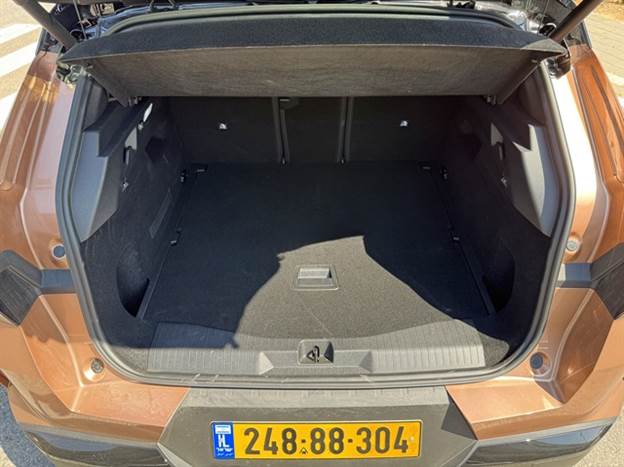 תא מטען נדיב בנפח 550 ליטר, ויש גם גלגל ספייר מתחת לרצפה